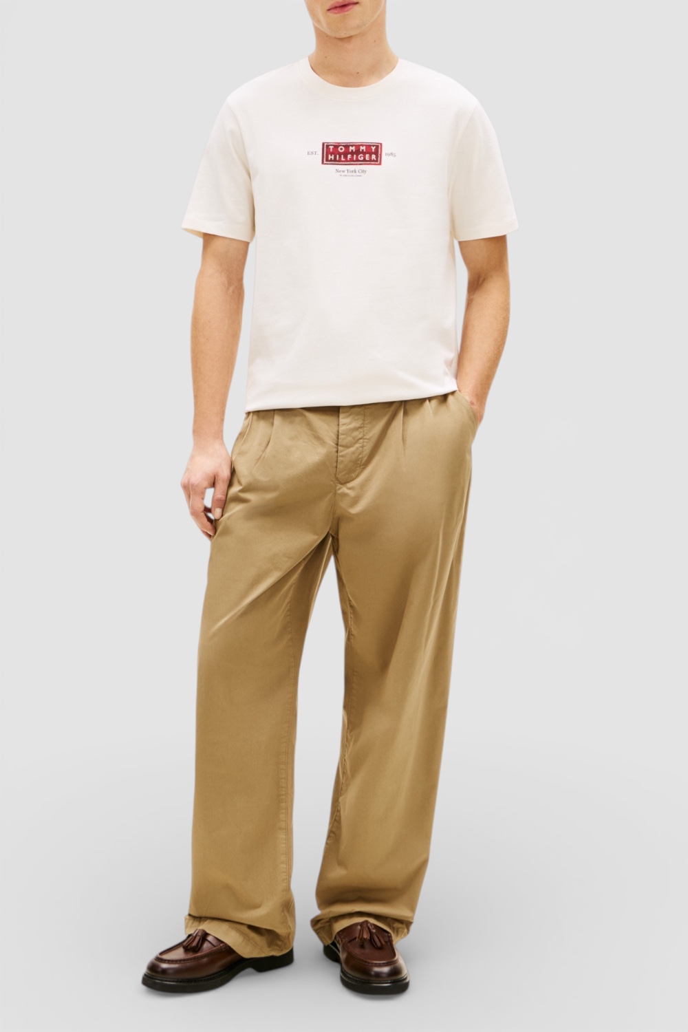 תמונת כל הלוק של חולצת טי